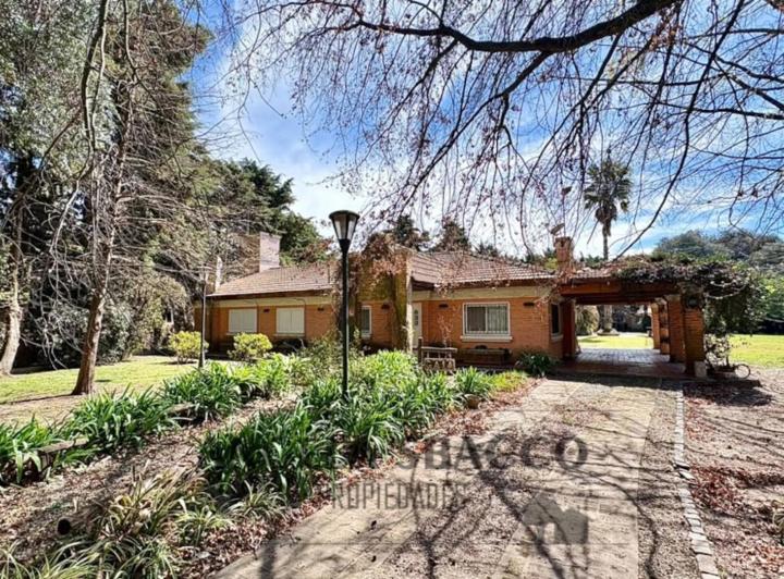Casa · 240m² · 5 Ambientes · 1 Cochera
