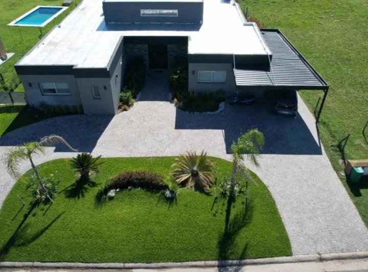 Casa · 245m² · 5 Ambientes · 3 Cocheras