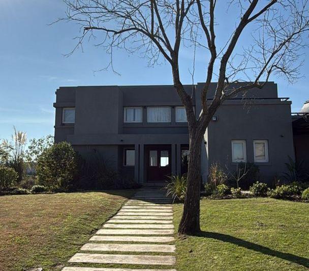 Casa · 335m² · 5 Ambientes · 2 Cocheras