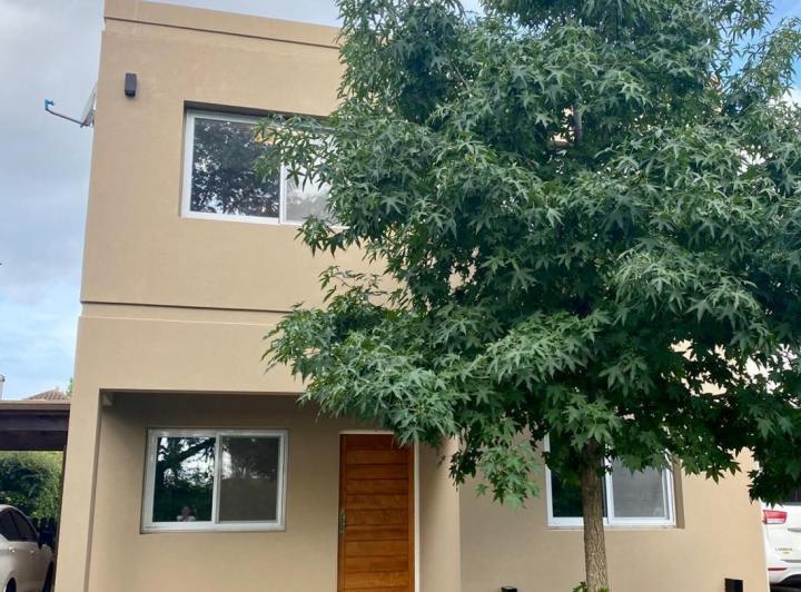 Casa · 122m² · 5 Ambientes · 2 Cocheras