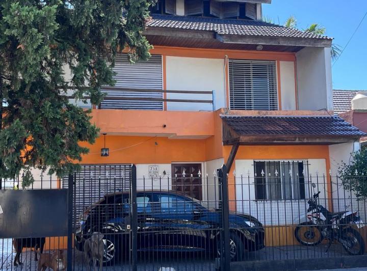 Casa · 200m² · 6 Ambientes · 2 Cocheras