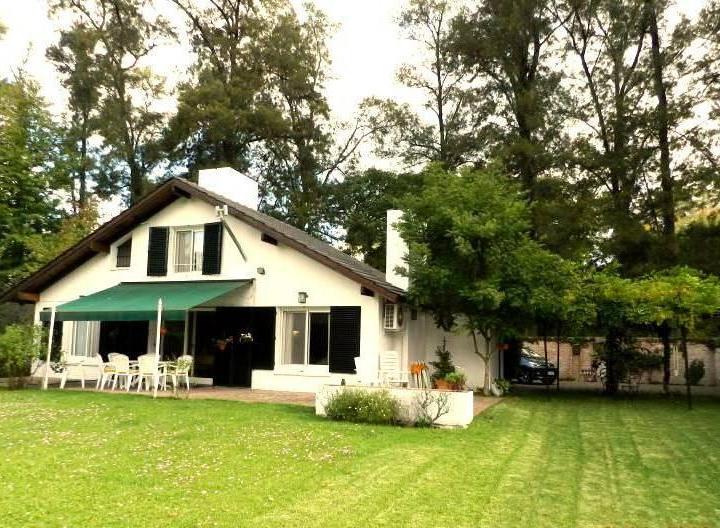 Casa · 218m² · 4 Dormitorios · 1 Cochera