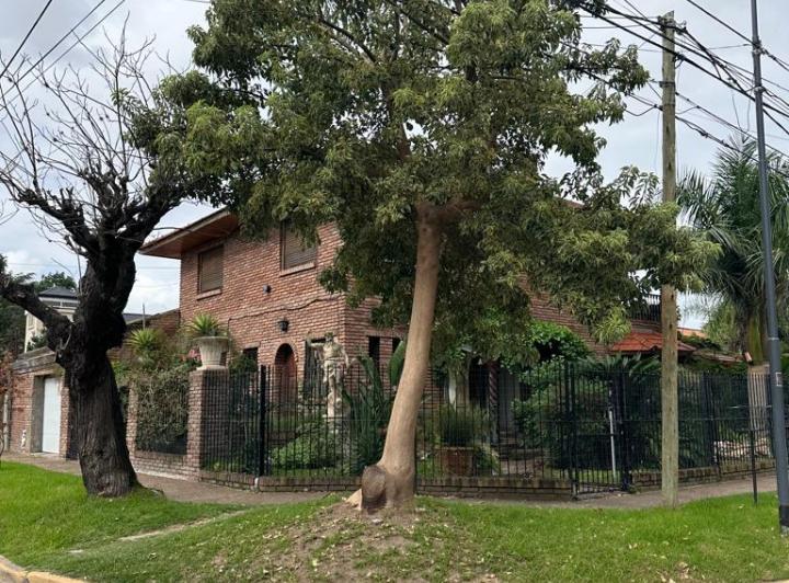 Casa · 250m² · 6 Ambientes · 2 Cocheras
