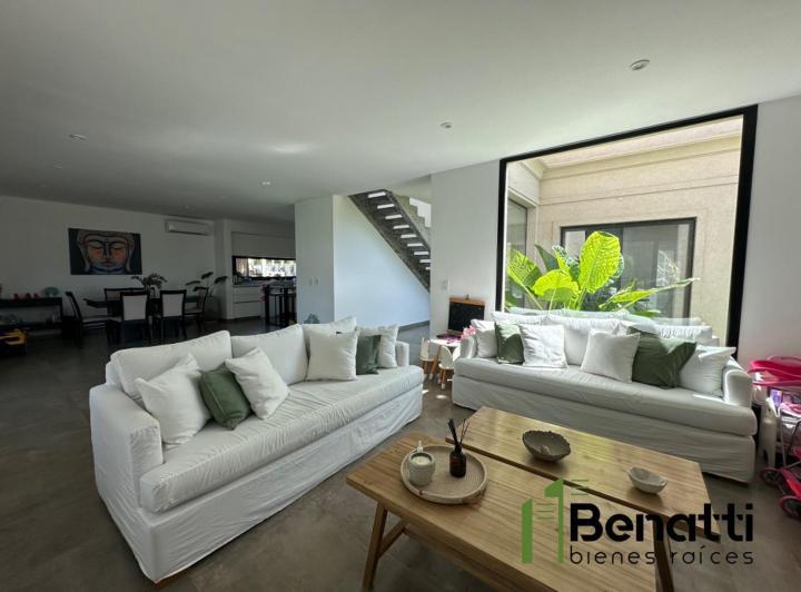Casa · 268m² · 6 Ambientes · 2 Cocheras