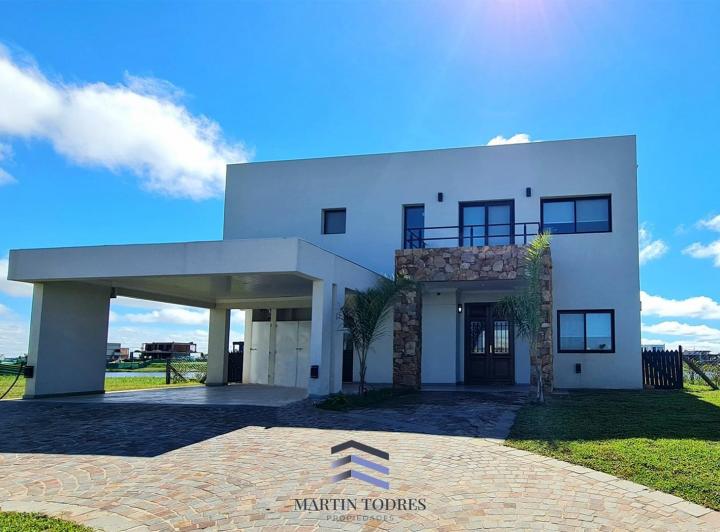 Casa · 237m² · 7 Ambientes · 2 Cocheras