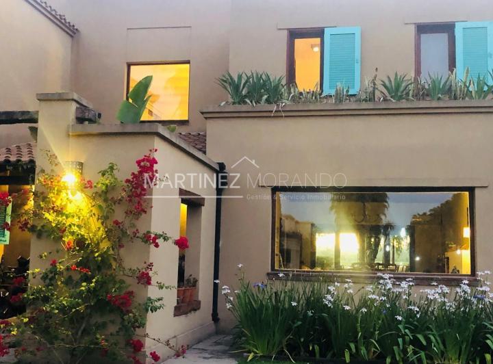 Casa · 320m² · 5 Ambientes · 2 Cocheras