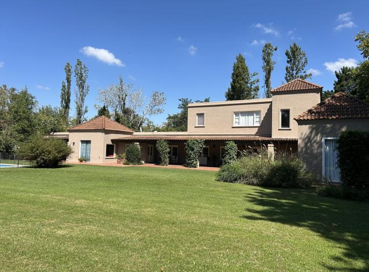 Casa · 25000000ha · 7 Ambientes · 2 Cocheras
