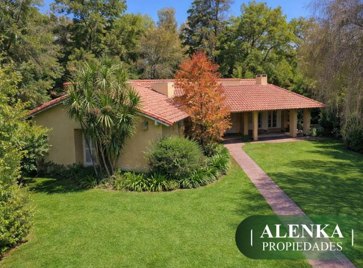 Casa · 250m² · 5 Ambientes · 2 Cocheras