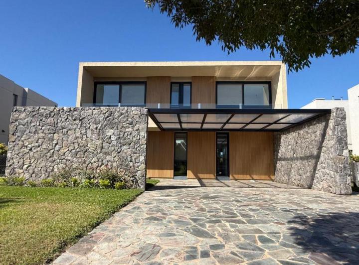 Casa · 315m² · 7 Ambientes · 2 Cocheras