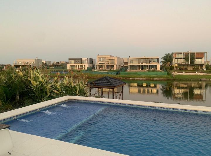 Casa · 440m² · 5 Ambientes · 4 Cocheras