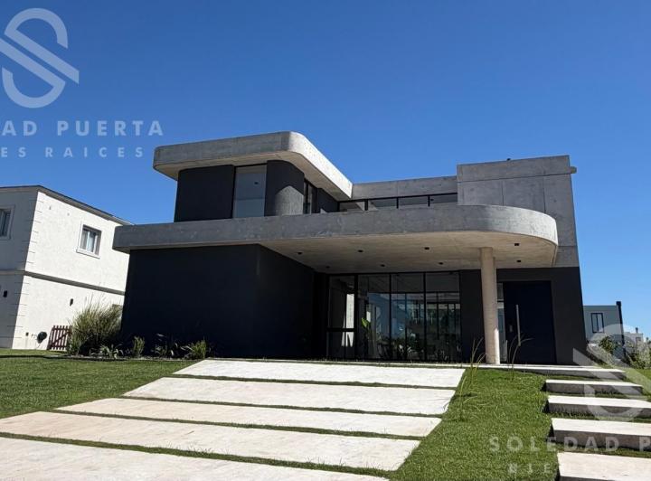 Casa · 245m² · 7 Ambientes · 2 Cocheras