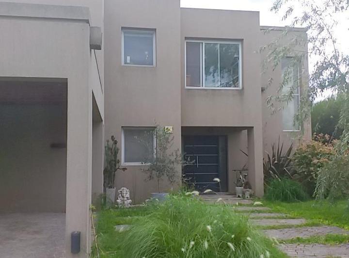Casa · 265m² · 4 Dormitorios · 2 Cocheras