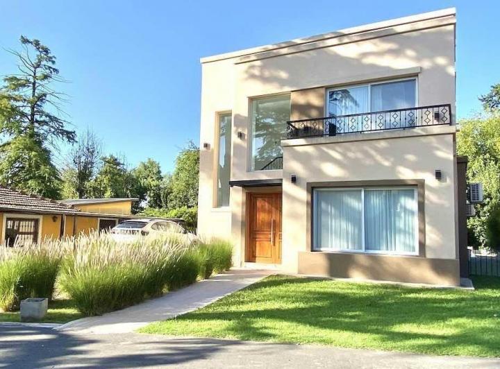 Casa · 237m² · 6 Ambientes · 2 Cocheras