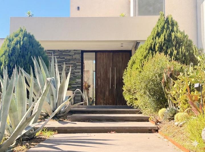 Casa · 450m² · 6 Ambientes · 6 Cocheras