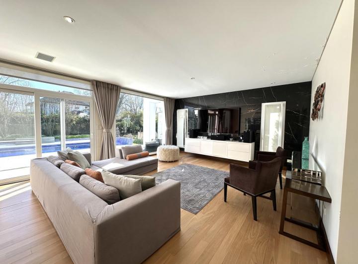 Casa · 376m² · 5 Ambientes · 4 Cocheras