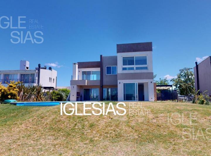 Casa · 243m² · 7 Ambientes · 2 Cocheras