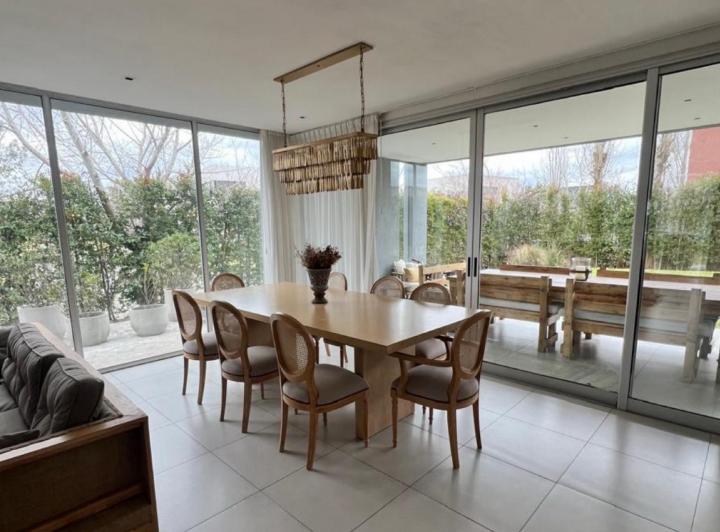 Casa · 250m² · 5 Ambientes · 2 Cocheras