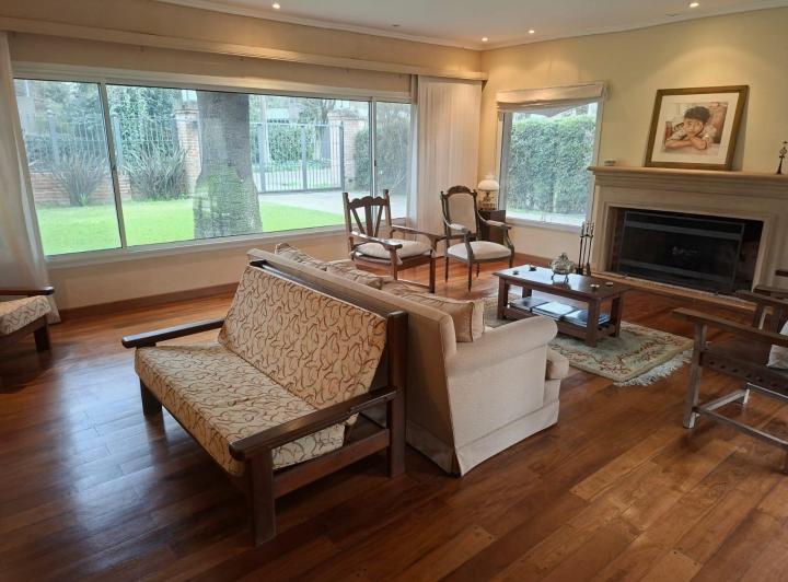 Casa · 350m² · 5 Ambientes · 2 Cocheras