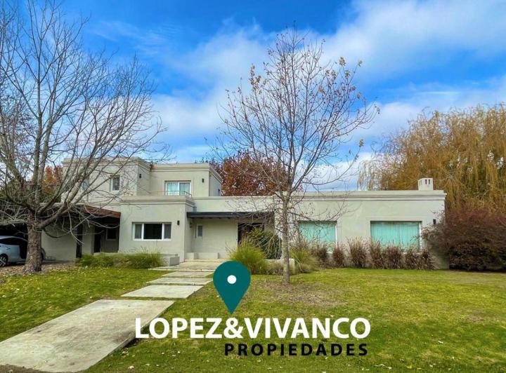 Casa · 240m² · 5 Ambientes · 2 Cocheras