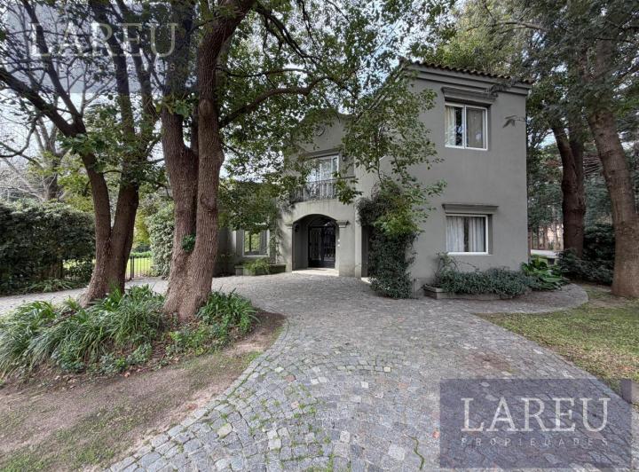 Casa · 315m² · 7 Ambientes · 4 Cocheras