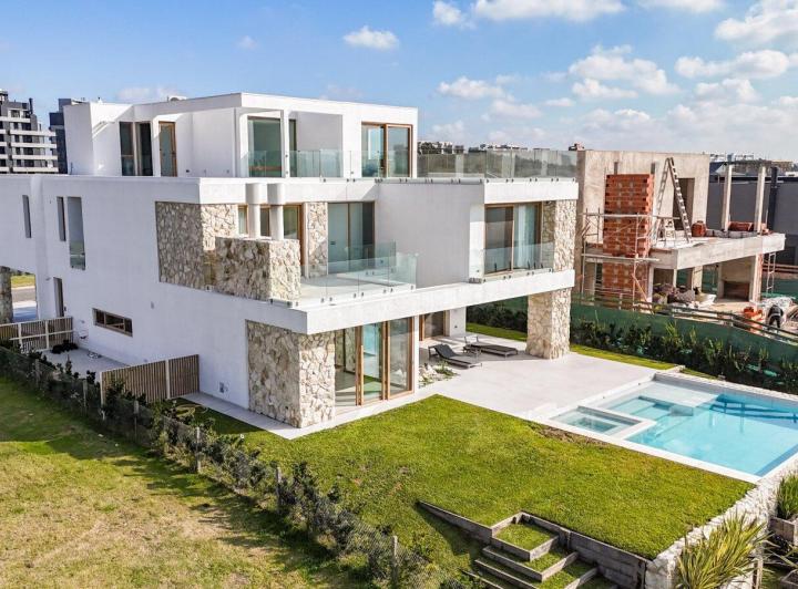 Casa · 700m² · 7 Ambientes · 1 Cochera