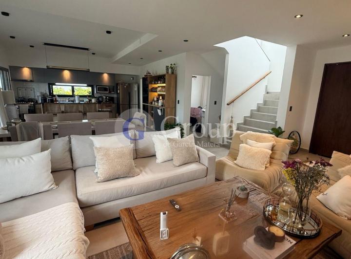 Casa · 169m² · 5 Ambientes · 2 Cocheras