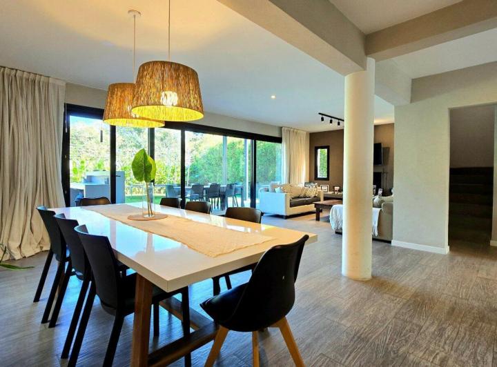 Casa · 203m² · 6 Ambientes · 2 Cocheras