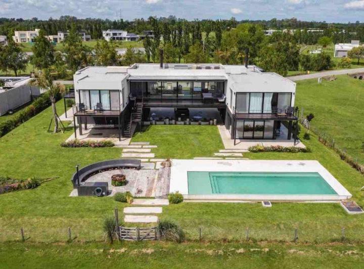Casa · 560m² · 8 Ambientes · 7 Cocheras