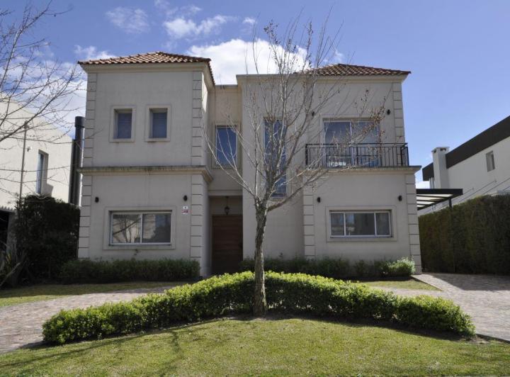 Casa · 202m² · 5 Ambientes · 1 Cochera