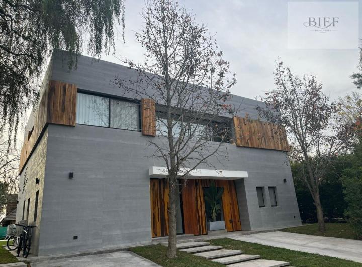 Casa · 253m² · 5 Ambientes · 2 Cocheras