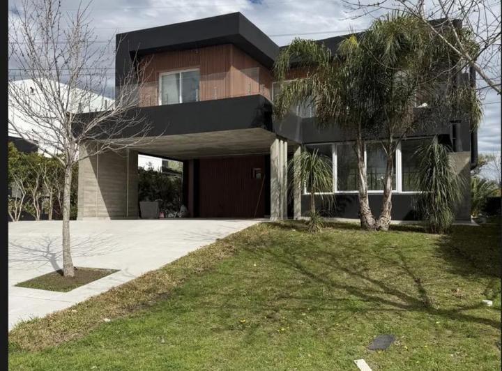 Casa · 320m² · 5 Dormitorios · 8 Cocheras