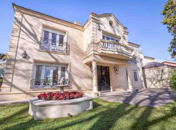 Casa · 411m² · 8 Ambientes · 3 Cocheras