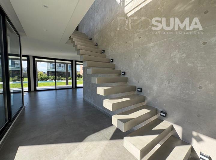 Casa · 252m² · 7 Ambientes · 2 Cocheras