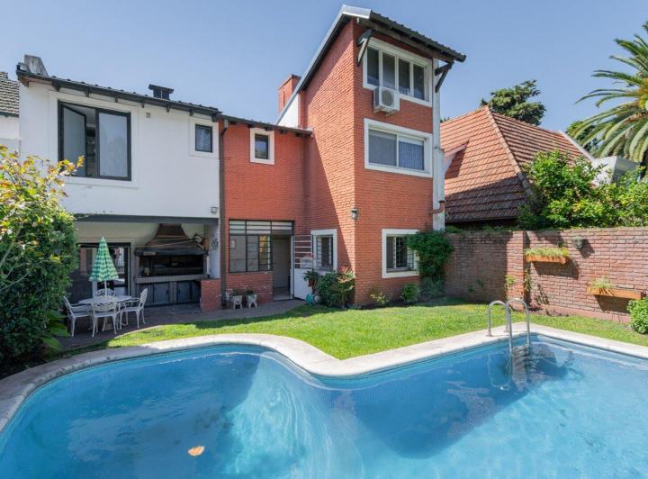 Casa · 250m² · 6 Ambientes · 1 Cochera