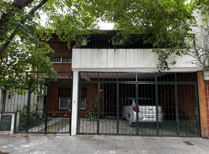 Casa · 235m² · 8 Ambientes · 3 Cocheras