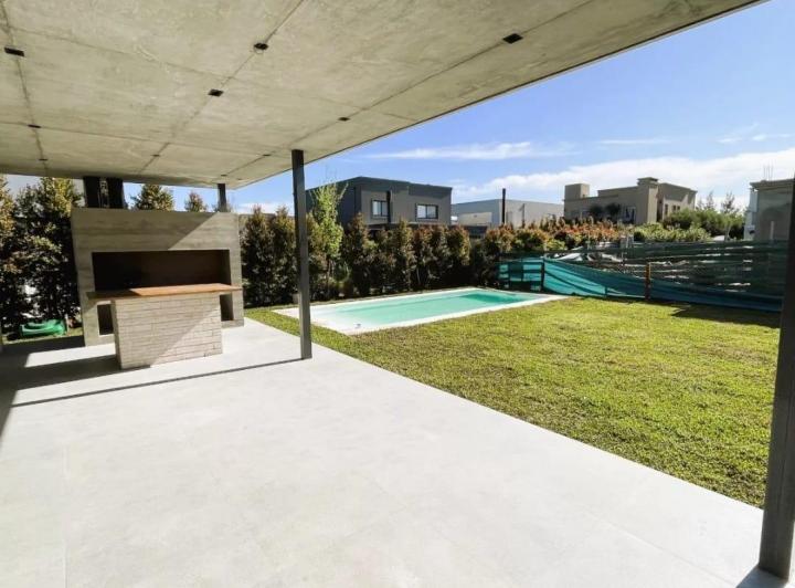 Casa · 215m² · 6 Ambientes · 4 Cocheras