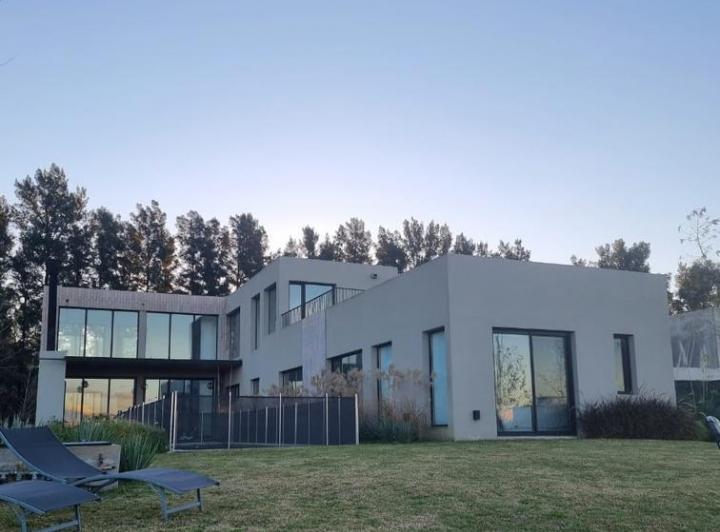 Casa · 302m² · 8 Ambientes · 2 Cocheras