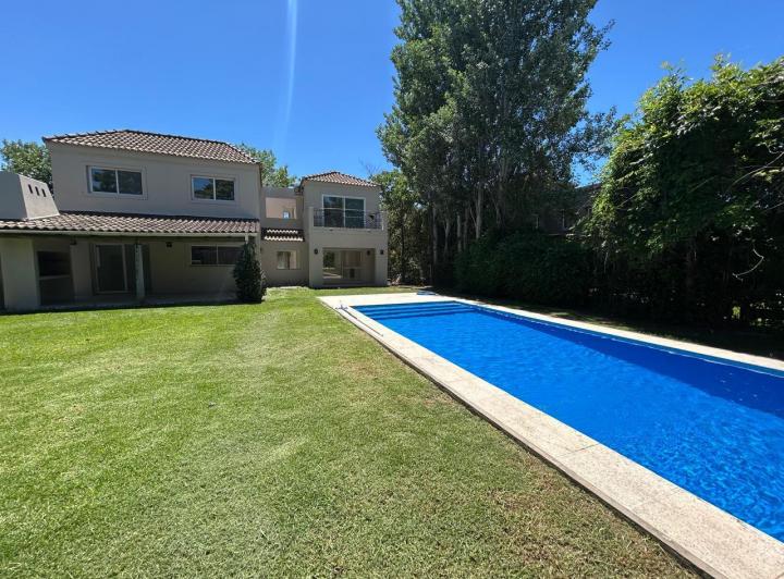 Casa · 246m² · 9 Ambientes
