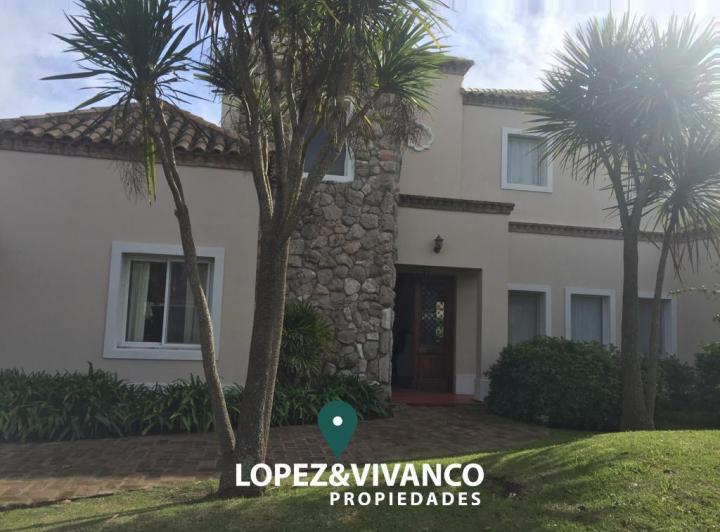 Casa · 210m² · 5 Ambientes · 2 Cocheras