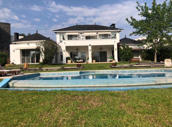 Casa · 340m² · 5 Ambientes · 4 Cocheras