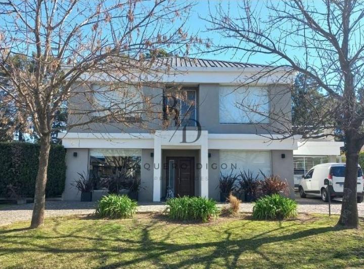 Casa · 350m² · 6 Ambientes · 2 Cocheras