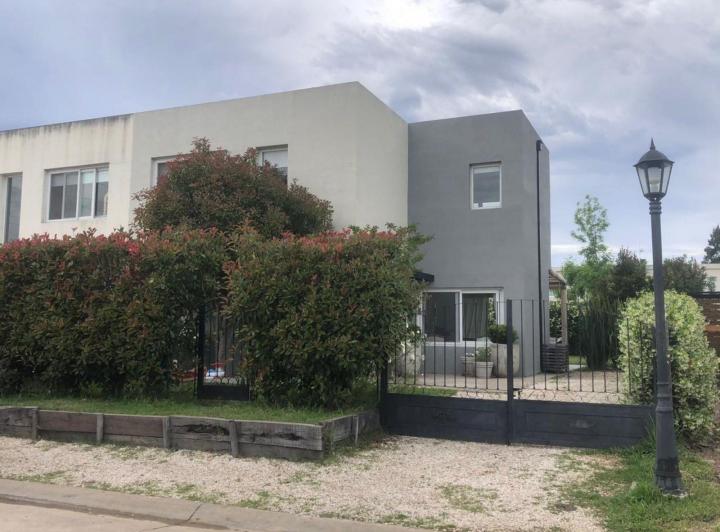 Casa · 130m² · 5 Ambientes · 2 Cocheras