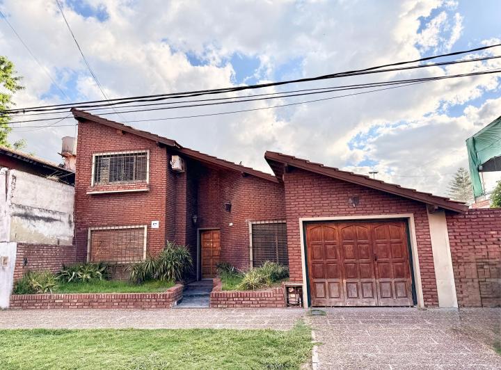 Casa · 250m² · 6 Ambientes · 3 Cocheras
