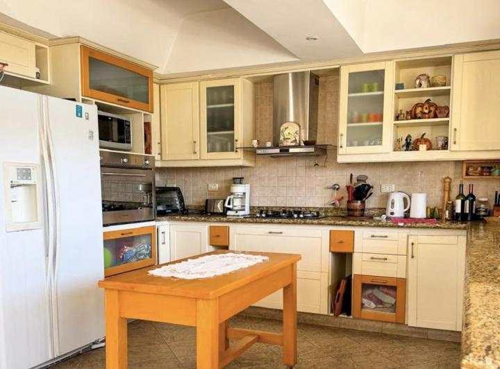 Casa · 328m² · 6 Ambientes · 2 Cocheras