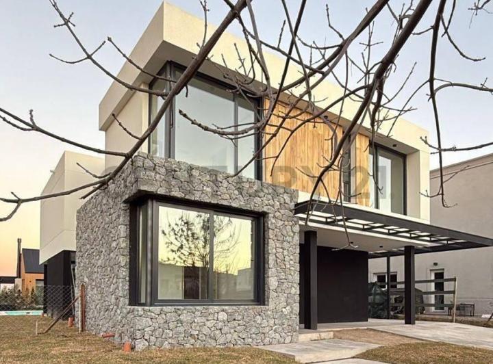 Casa · 240m² · 5 Ambientes · 4 Cocheras