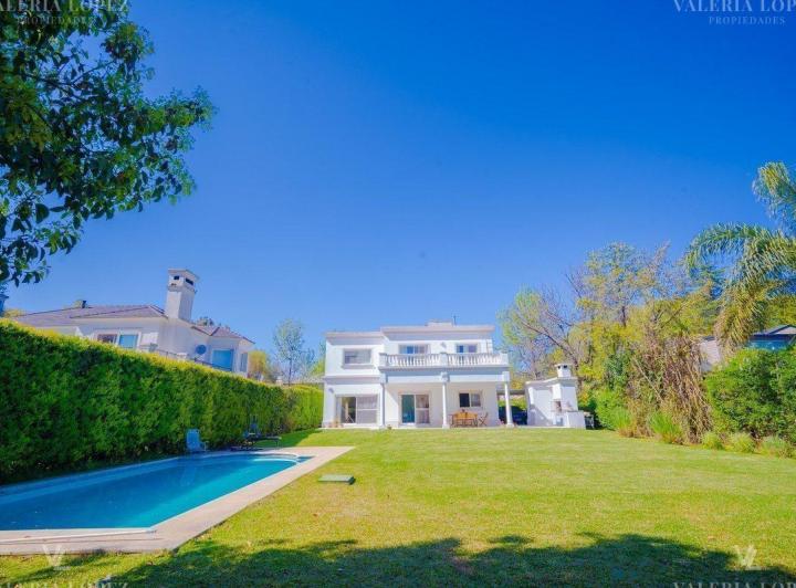 Casa · 260m² · 6 Ambientes · 2 Cocheras