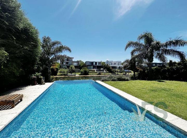 Casa · 328m² · 7 Ambientes
