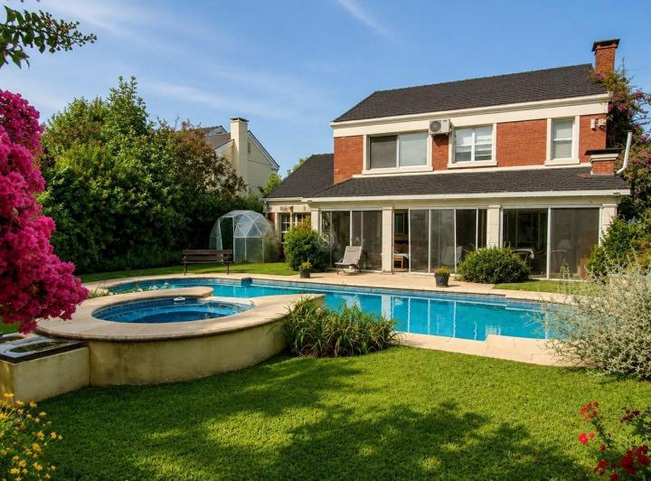 Casa · 300m² · 6 Ambientes · 3 Cocheras