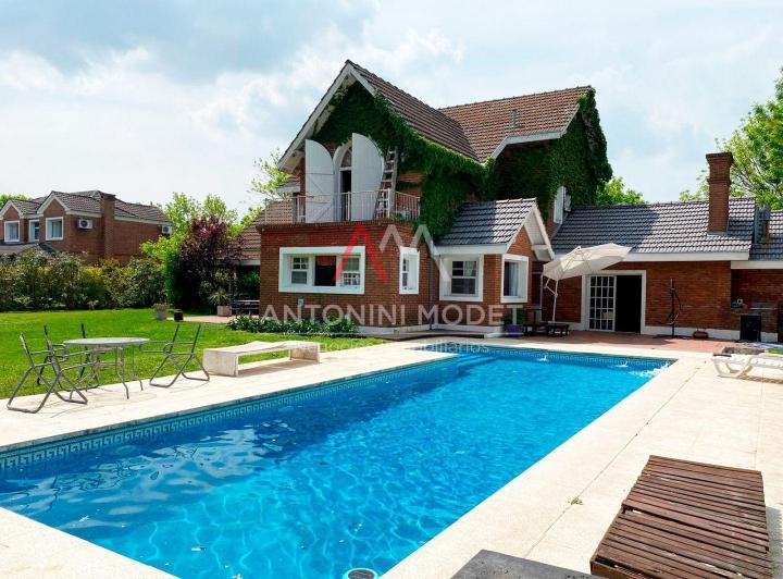 Casa · 415m² · 5 Ambientes · 2 Cocheras