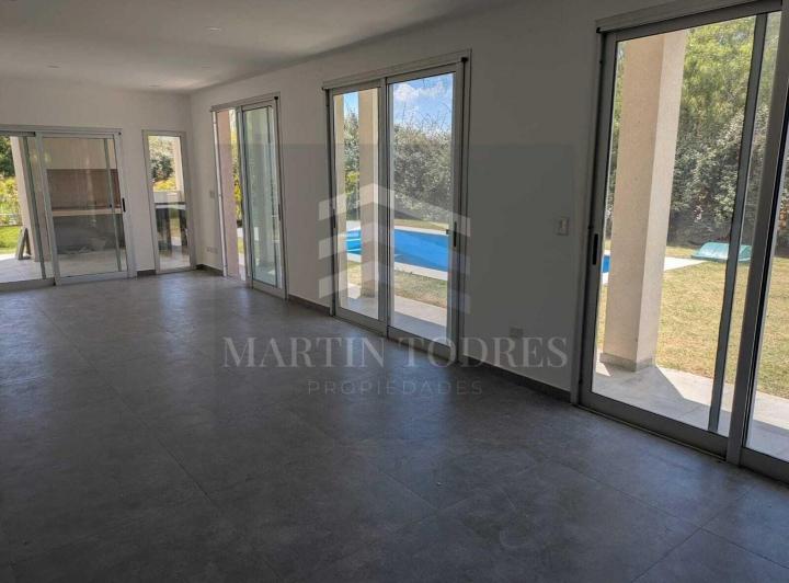 Casa · 248m² · 5 Ambientes · 4 Cocheras